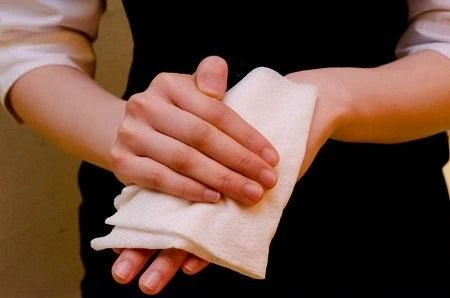 Šlapių audinių servetėlės ​​suteikia spalvų prie viešbučio paslaugų